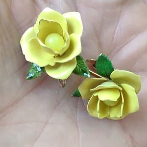 Vintage Rose Clip on Earrings yellow roses 🌹